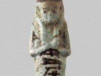 Aeg F 157  Aeg F 157, Deir el-Bahari, 21./22. Dynastie, Uschebti des Nes-Chonsu-pa-chered, Hellblaue Fayence, H 9,6 cm, B 2,9 cm, T 2,0 cm : Bestandskatalog Ägypten, Museumsfoto: Claus Cordes